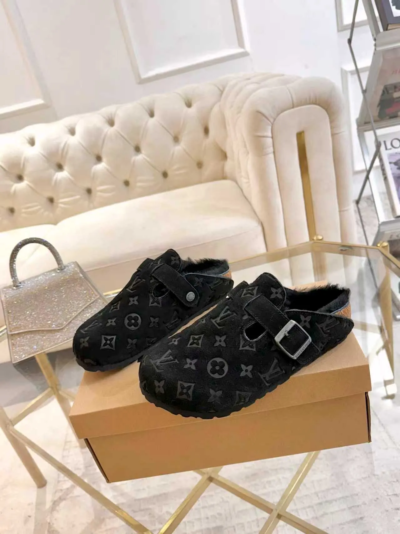 p600 ✨ LV wool slippers for couples｜Even the toes exude a sense of luxury ✨ We have achieved the ultimate restoration of the "high version" of this pair of LV classic Birkenstock slippers, with the mark of luxury in every detail. 👫 ▫️ Original jacquard with delicate cowhide leather, retro texture is at your fingertips; ▫️ 100% pure wool lining, wearing barefoot is like stepping on clouds, skin-friendly, breathable and not sweaty; ▫️ Three-dimensional toe cap + non-slip rubber sole, safe and secure when walking in the wind.  The belt buckle and presbyopia elements are embellished, revealing the aura of a big-name brand in a low-key manner. Whether it is on a date or out on the street, every step is like walking in the middle of a show.  Pair it with jeans for a lazy and casual look; with a coat and skirt, it will look elegant. With one pair of shoes, you can easily switch between multiple styles, and you never have to be deliberate about the sense of luxury.  #LVcouples #high-endwear #lightluxurylife #quality recommendation Fabric: classic presbyopia/imported sheepskin/classic jacquard fabric Lining: imported wool lining Sole: original rubber sole Size: Female 35-41 Male 38-46